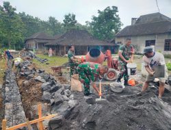 Babinsa Hadir untuk Masyarakat, Bantu Bangun Pondasi Rumah