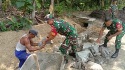 Babinsa Bersama Warga Kerja Bakti Bangun Talud, Cegah Longsor