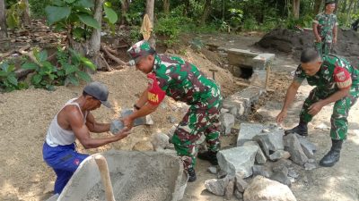 Babinsa Bersama Warga Kerja Bakti Bangun Talud, Cegah Longsor