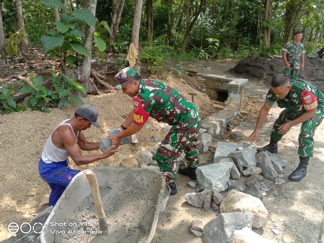 Babinsa Bersama Warga Kerja Bakti Bangun Talud, Cegah Longsor