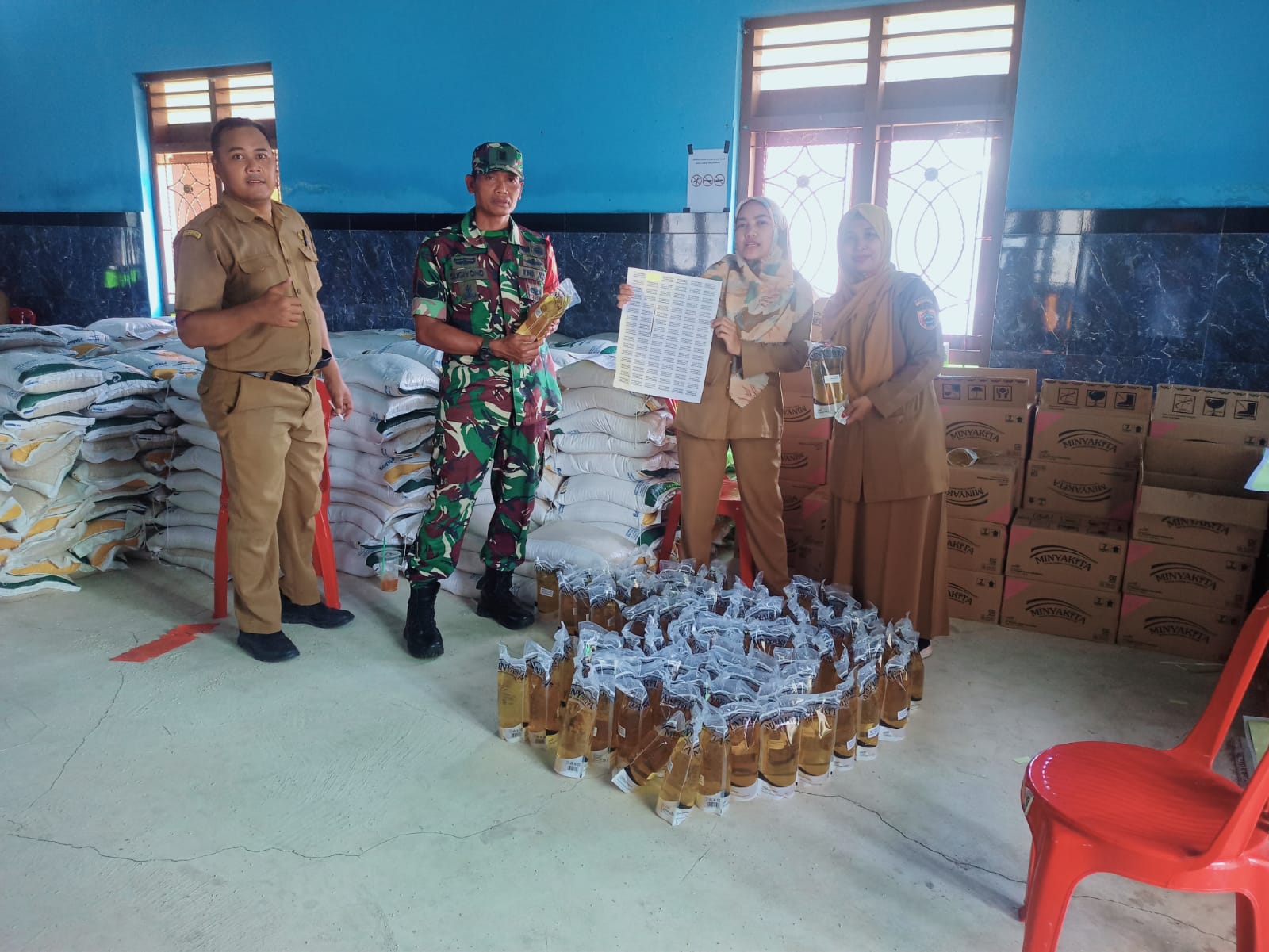 Babinsa Ngrampal Laksanakan Dropping Bantuan Pangan Beras dan Minyak Goreng Alokasi Oktober–November