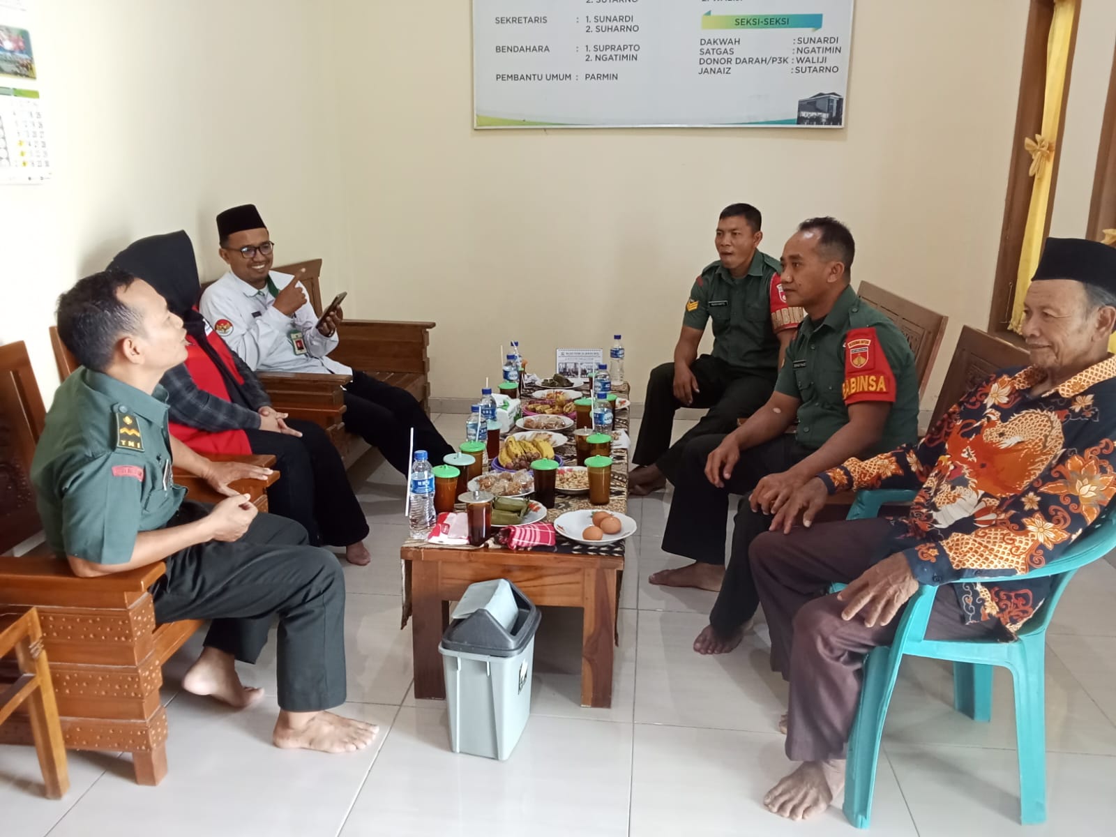 Babinsa Ajak Warga Aktifkan Kembali Pos Kamling, Tingkatkan Keamanan Lingkungan