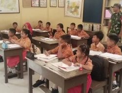 Babinsa Sampaikan Wasbang Tentang Pancasila dan Penerapannya dalam Kehidupan Sehari-Hari kepada Siswa SDN I Plosokerep