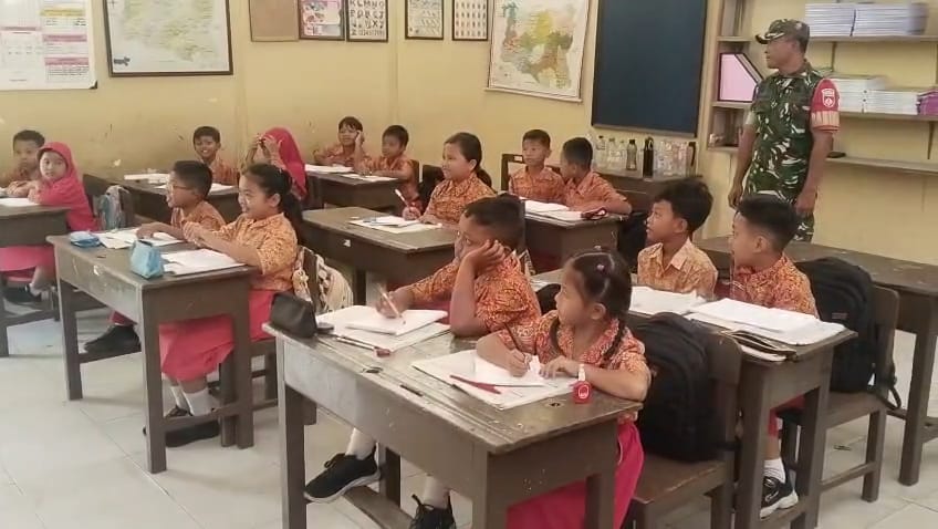 Babinsa Sampaikan Wasbang Tentang Pancasila dan Penerapannya dalam Kehidupan Sehari-Hari kepada Siswa SDN I Plosokerep