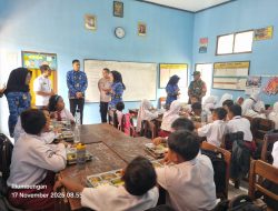 Babinsa Ikut Memantau Penyaluran MBG di Sekolahan, Pastikan Makanan Higienis dan Aman Dikonsumsi