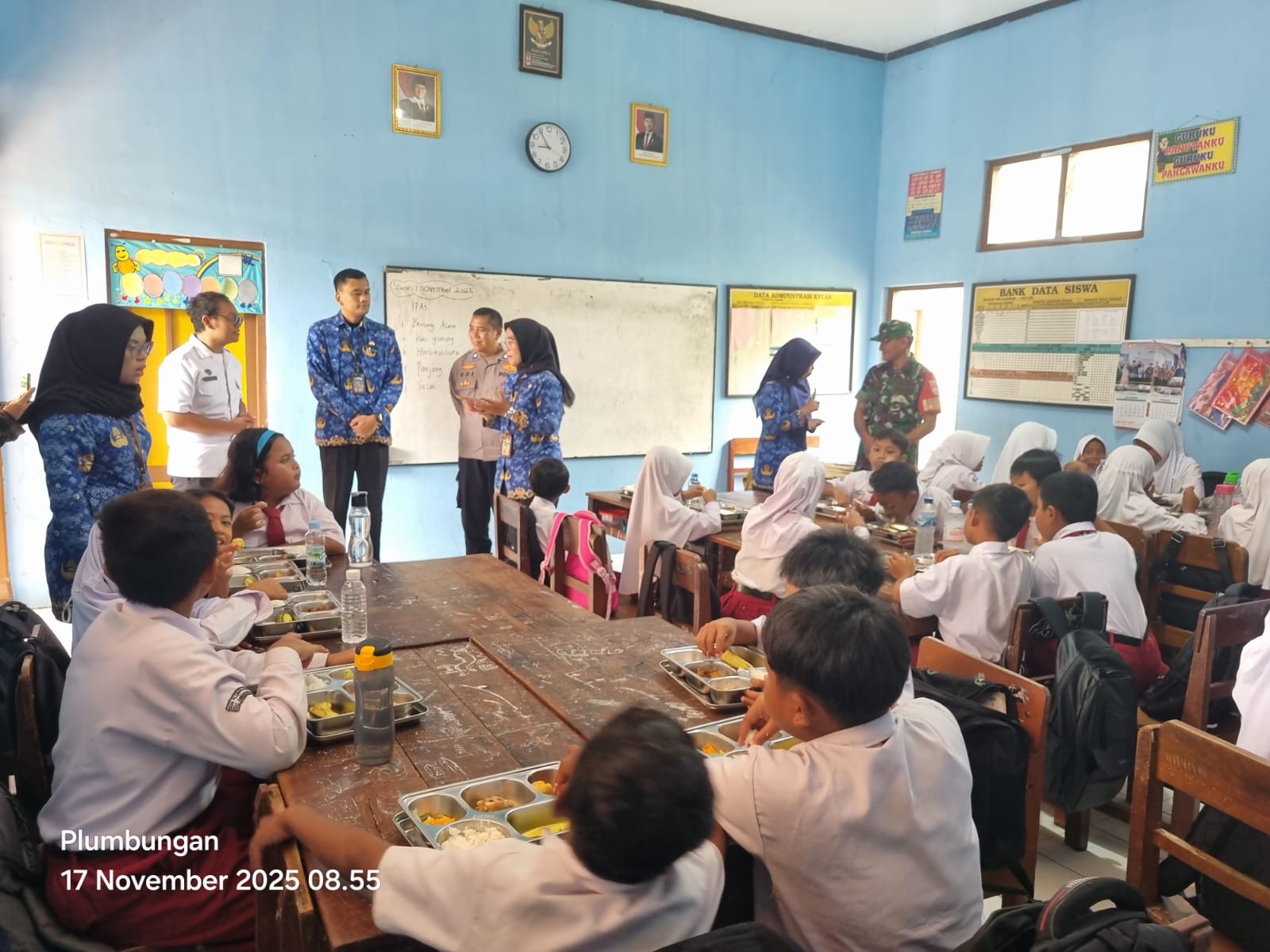Babinsa Ikut Memantau Penyaluran MBG di Sekolahan, Pastikan Makanan Higienis dan Aman Dikonsumsi
