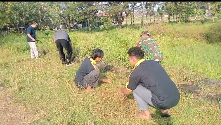 Babinsa Gotong Royong Rapikan Rumput Lapangan, Upaya Menciptakan Lingkungan yang Bersih dan Rapi