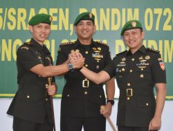 LETKOL RICKY SERAHKAN TONGKAT KOMANDO KODIM 0725/ SRAGEN KEPADA LETKOL DINDIN