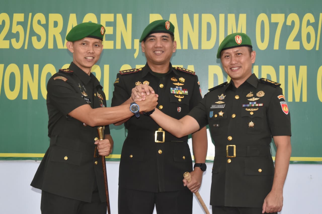 LETKOL RICKY SERAHKAN TONGKAT KOMANDO KODIM 0725/ SRAGEN KEPADA LETKOL DINDIN