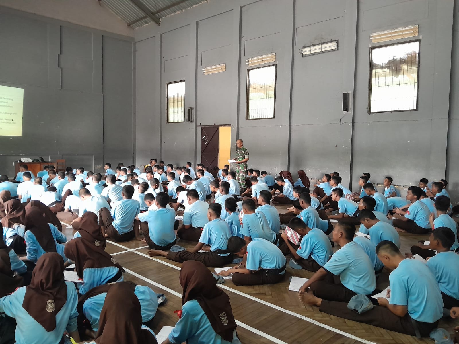 Babinsa Sosialisasikan Wasbang di SMK Sakti Dengan Materi Kecintaan Terhadap Tanah Air