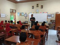 Serma Eko Giat Laksanakan Wasbang dengan Materi Pengenalan Dasar Negara