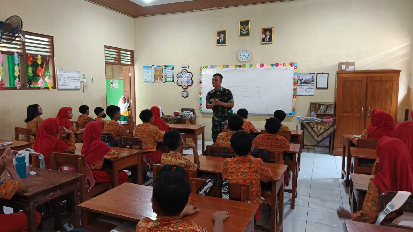 Serma Eko Giat Laksanakan Wasbang dengan Materi Pengenalan Dasar Negara