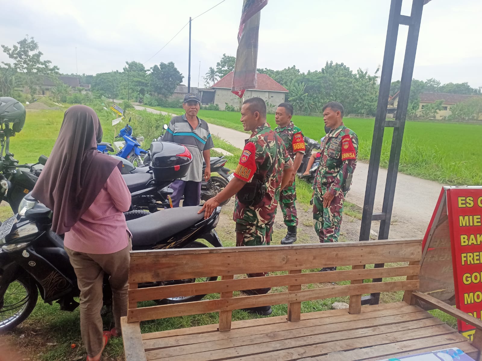 Babinsa Komsos dengan Tokoh Masyarakat untuk Mengetahui Kondisi Wilayah