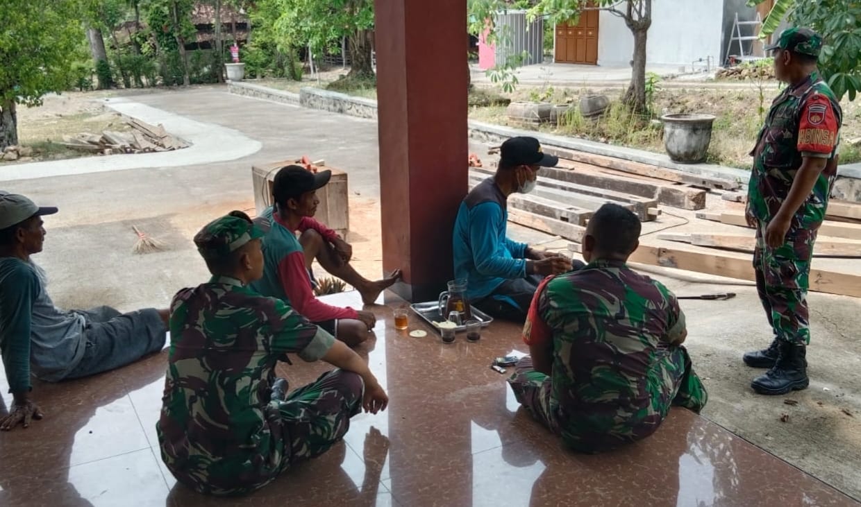 Babinsa Bangun Hubungan Baik Untuk Pererat Kebersamaan Dengan Warga