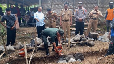 Danramil Hadiri Peletakan Batu Pertama Pembangunan Rumah Layak Huni Milik Pujiyanti Danramil Hadiri Peletakan Batu Pertama Pembangunan Rumah Layak Huni Milik Pujiyanti
