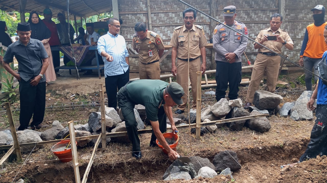 Danramil Hadiri Peletakan Batu Pertama Pembangunan Rumah Layak Huni Milik Pujiyanti