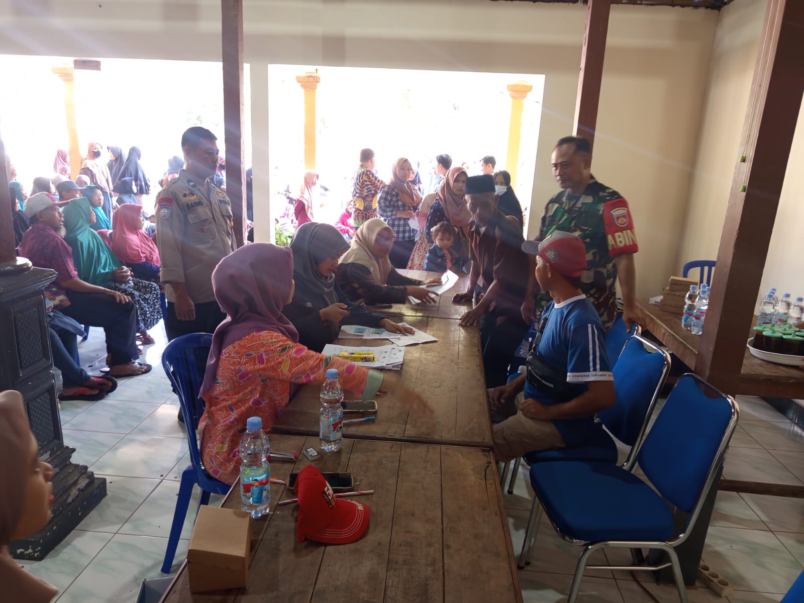 Babinsa dan Bhabinkamtibmas Lakukan Pengamanan Penyaluran Dana Bantuan Tunai Sementara