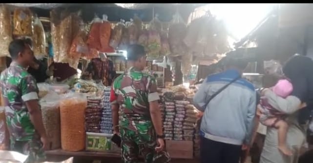 Babinsa Pantau Harga Sembako di Pasar Tradisional, Stabilkan Ekonomi