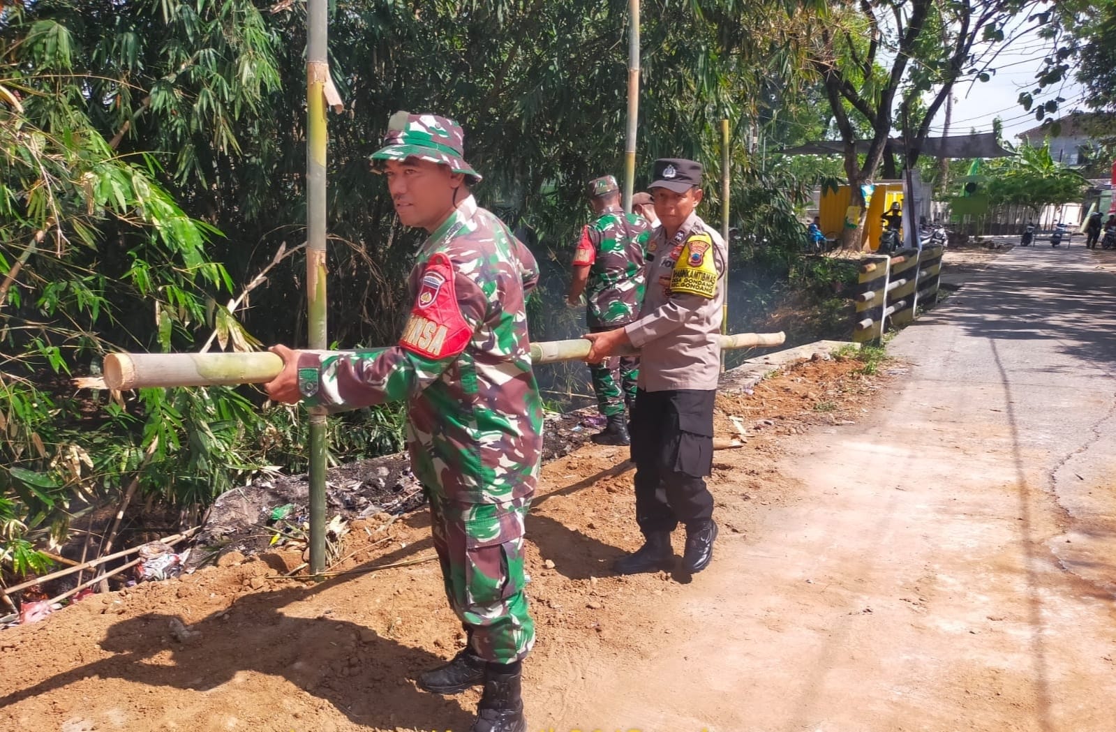 Babinsa dan Warga Kerja Bakti Pembersihan Lingkungan