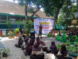 Babinsa Pantau Pelaksanaan Penyerahan Bantuan Pangan Tahun 2025 Bulan Oktober, Pastikan Berjalan Lancar