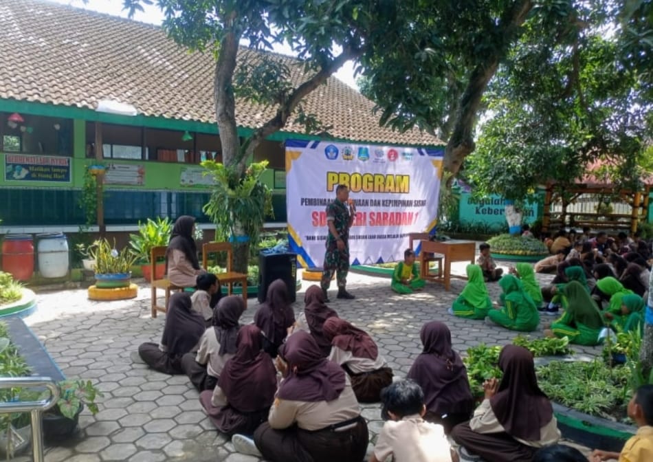 Babinsa Berikan Materi Latihan Dasar Kepemimpinan Kepada Siswa SD Saradan