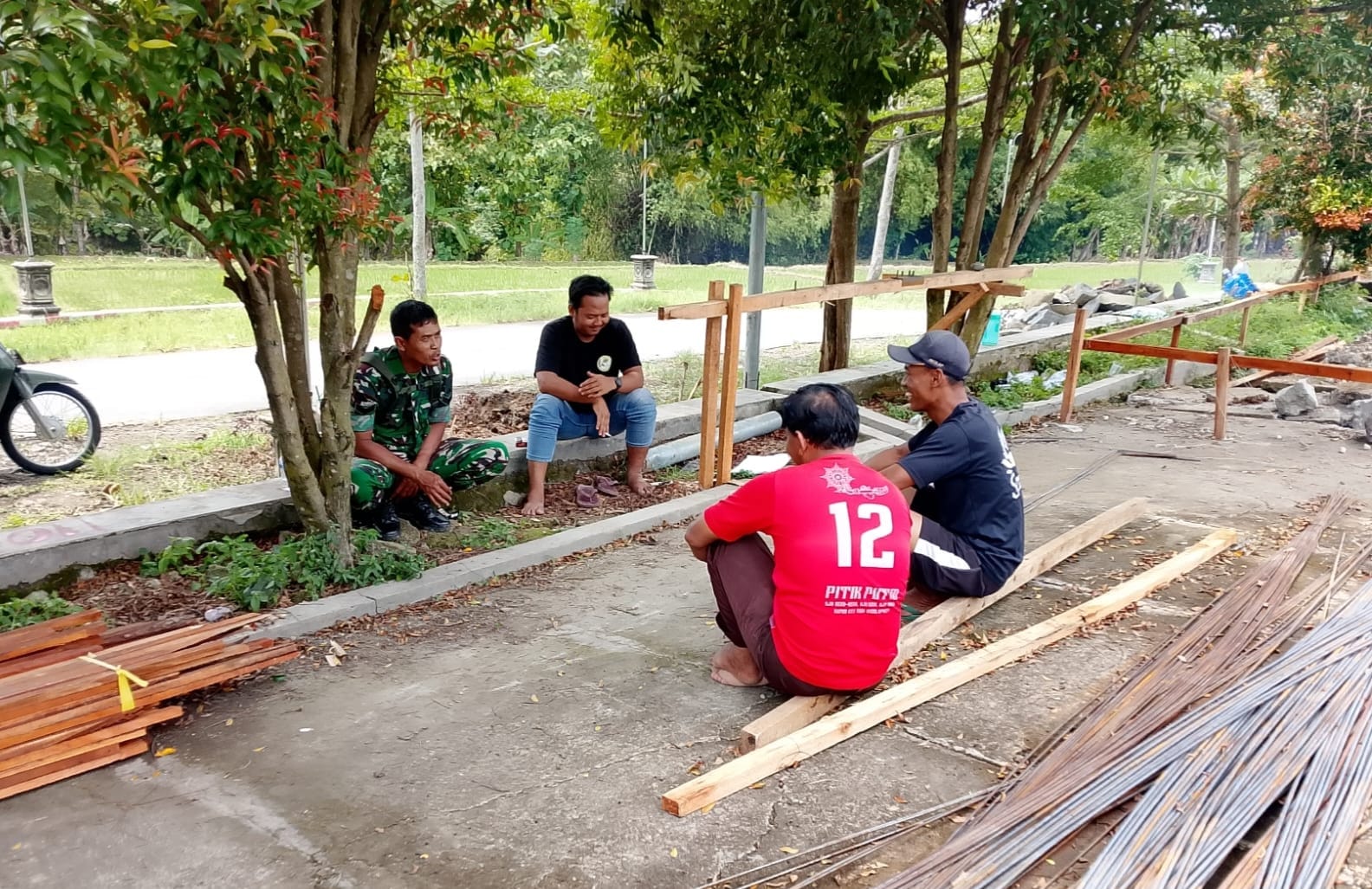 Babinsa Mendatangi Warga Guna Jalin Kedekatan dan Perkuat Komunikasi