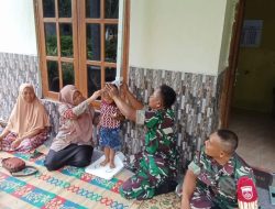 Babinsa Bantu Timbangan dan Pengukuran Balita di Posyandu Mawar I Dukuh Pedaan