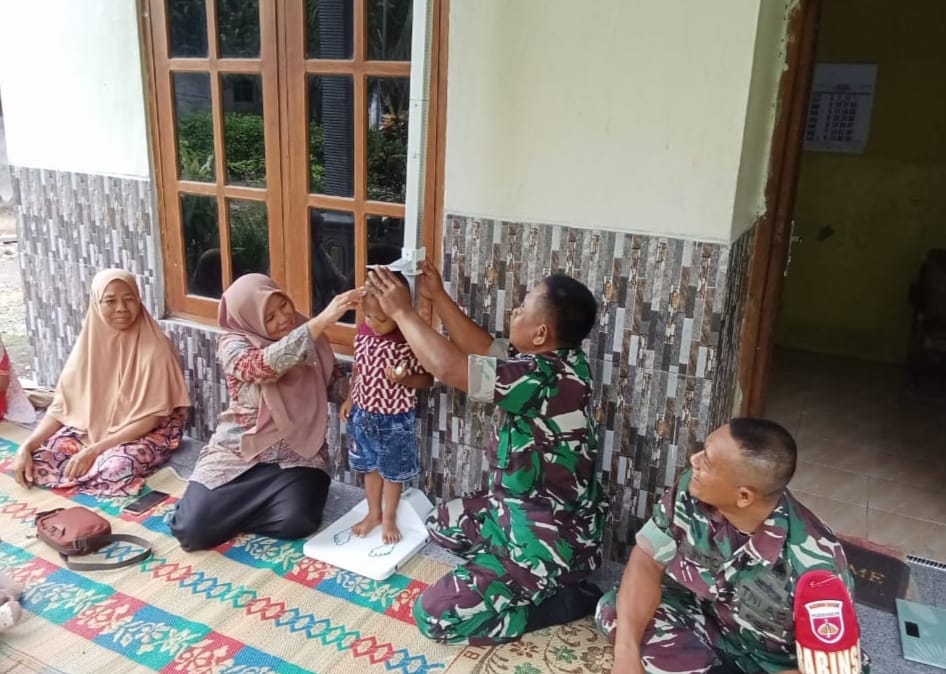 Babinsa Bantu Timbangan dan Pengukuran Balita di Posyandu Mawar I Dukuh Pedaan