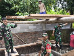 Babinsa Semangat dalam Pembangunan Rumah Warga