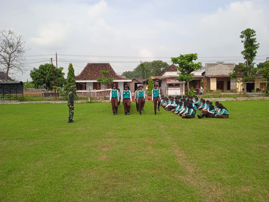 Koramil Miri Ajarkan Tata Upacara Sekolah di SMKN