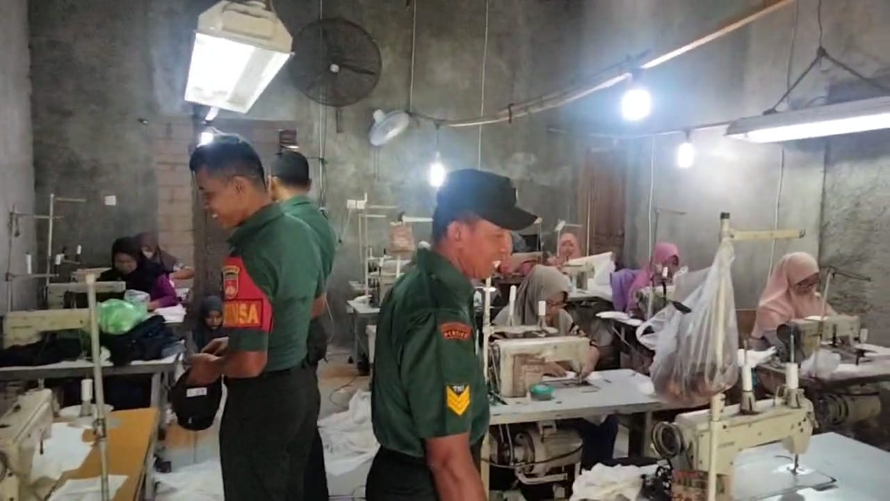 Babinsa Lakukan Pengecekan Tempat Usaha Menjahit Bentuk Pembinaan UMKM