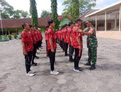 Babinsa Latih PBB dan Tata Upacara Sekolah Kepada Guru PJOK SD dan MI se-Kecamatan Gemolong