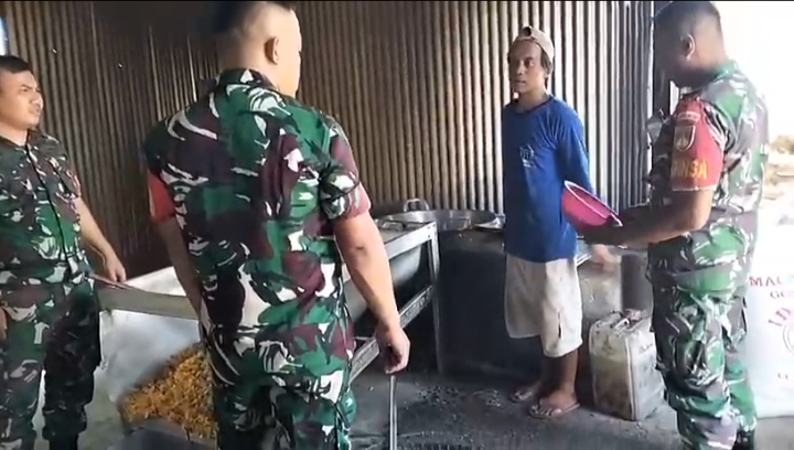 Babinsa Cek Penggiatan Usaha Mandiri Marning Jagung Guna Mendorong Kemandirian Ekonomi Di Tingkat Desa