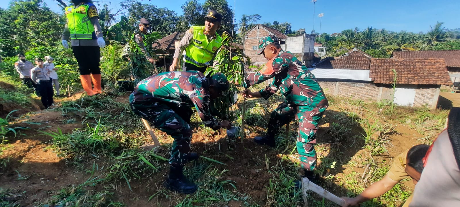 Danramil Sambirejo Ikuti Kegiatan Penanaman Pohon Guna Penanggulangan Bencana oleh Polres Sragen