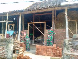 Babinsa Gotong Royong Rehab Rumah, Wujudkan Hunian yang Nyaman bagi Warga