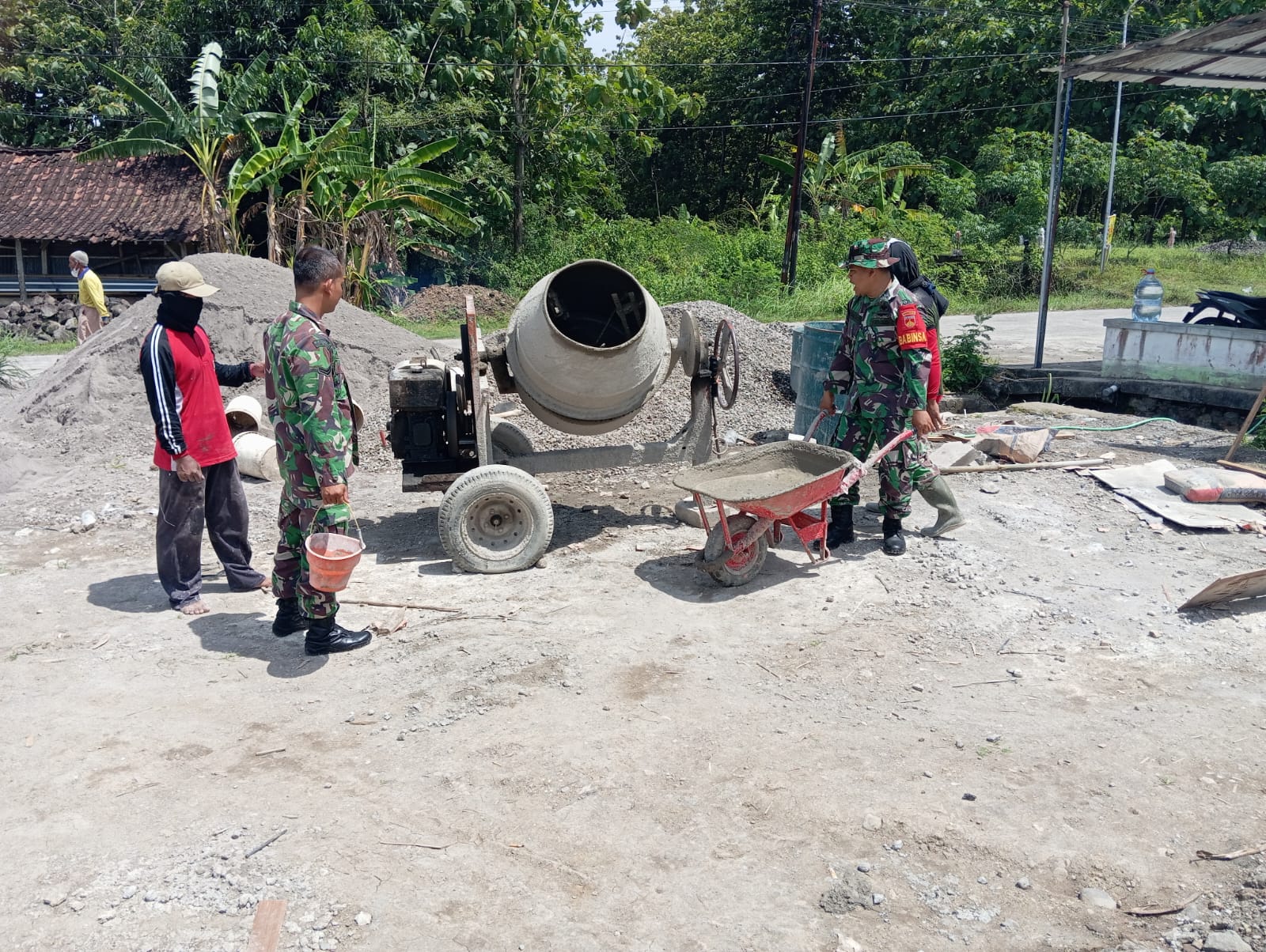 Babinsa Laksanakan Karya Bakti Cor Jalan Bersama Warga