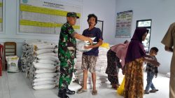 Babinsa Dampingi Penyaluran Bantuan Pangan