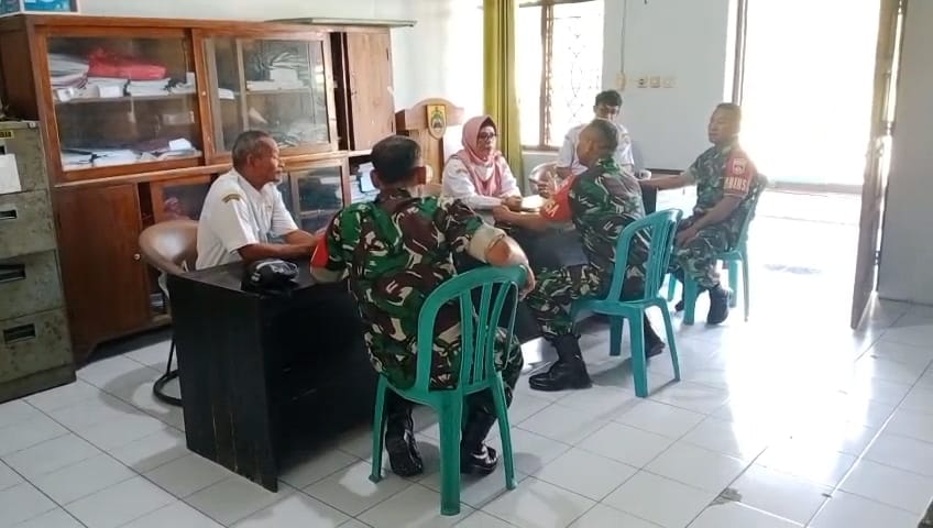 Babinsa  Aktif Kumpulkan Data Penduduk Terbaru, Tingkatkan Akurasi Pembinaan Wilayah