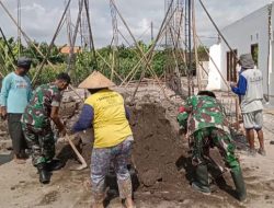 Babinsa Turut Berpartisipasi, Bantu Pemindahan Material Uruk untuk Pembangunan Masjid