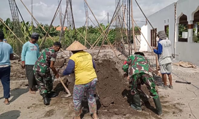 Babinsa Turut Berpartisipasi, Bantu Pemindahan Material Uruk untuk Pembangunan Masjid
