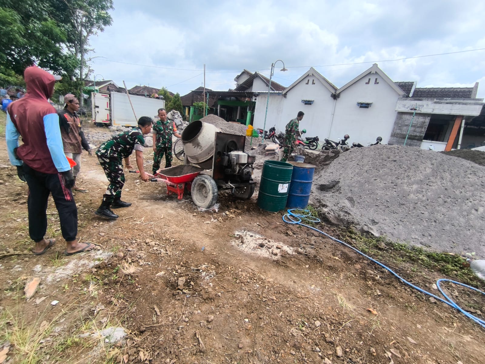 Babinsa Tumbuhkan Semangat Kerja Bakti dalam Pembangunan Talud