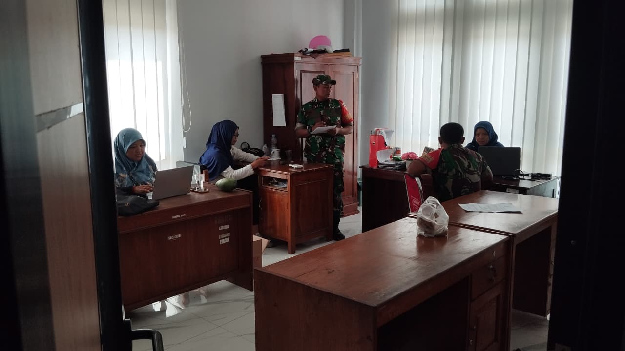 Babinsa melaksanakan pendataan ulang guna dapatkan data akurat di wilayah