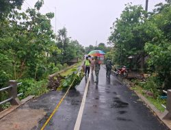 Babinsa Cegah Bahaya, Cek Langsung Sayap Jembatan yang Ambrol Akibat Hujan Lebat