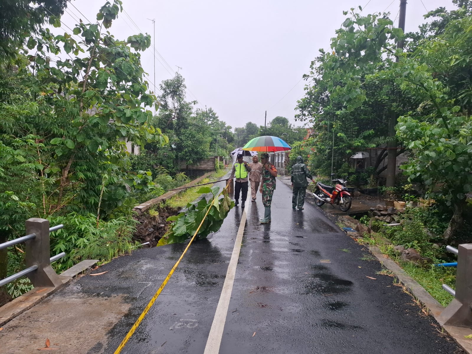 Babinsa Cegah Bahaya, Cek Langsung Sayap Jembatan yang Ambrol Akibat Hujan Lebat