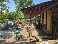 Babinsa Turut Bangun Rumah Warga, Giatkan Kembali Semangat Gotong Royong