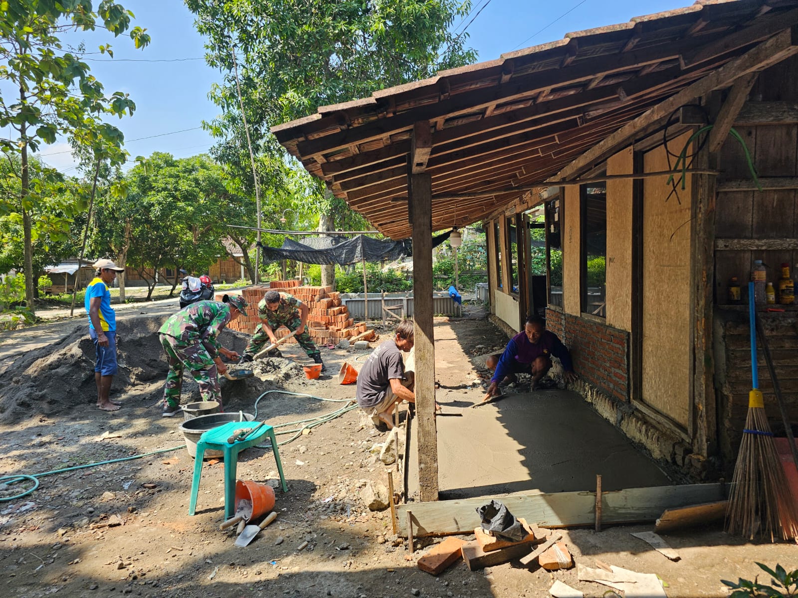 Babinsa Turut Bangun Rumah Warga, Giatkan Kembali Semangat Gotong Royong