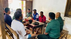 Guna Menyerap Informasi, Serma Tri Manfaatkan Warung Sebagai Tempat Komsos