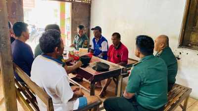 Guna Menyerap Informasi, Serma Tri Manfaatkan Warung Sebagai Tempat Komsos