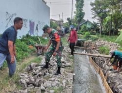 Perlancar Irigasi, Babinsa dan Warga Bangun Talud