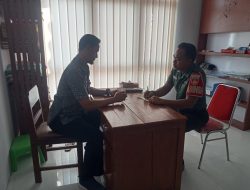 Babinsa Laksanakan Komsos dengan Ketua RT sebagai Mitra di Lapangan